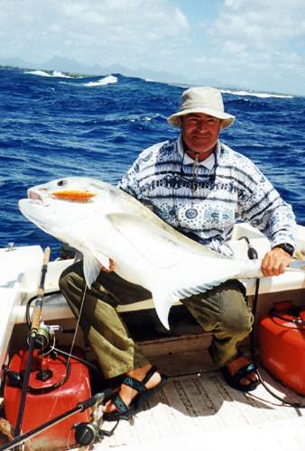 carangue ignobilis, giant trevally, pche par Mr Philippe Hamon  l'ile maurice, sur un leurre orion lure : stick bait Crazy Dog.